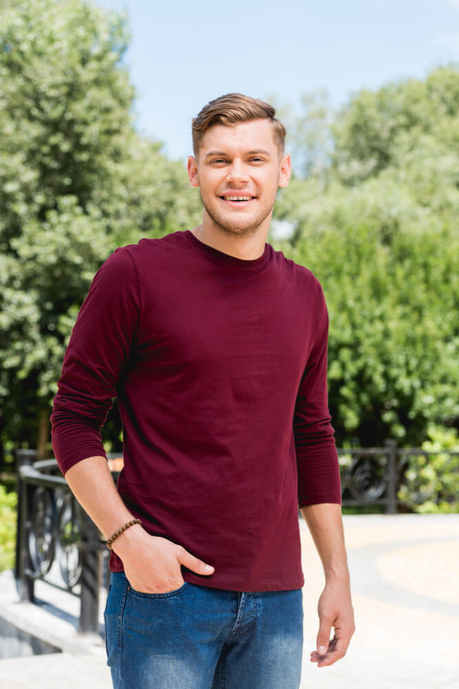 Homme debout dans un jardin