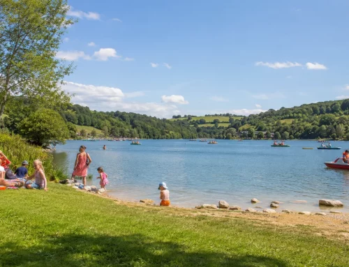 Lac de Caniel : quelles activités choisir en famille ?