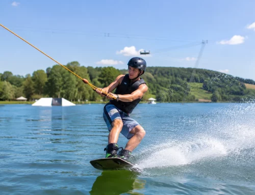 Ski nautique, wakeboard et téléski au lac de Caniel : guide pour débuter