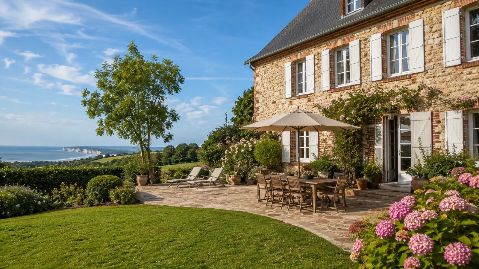 Illustration photoréaliste : maison normande avec terrasse et jardin dans la campagne proche du lac de Caniel et de la mer