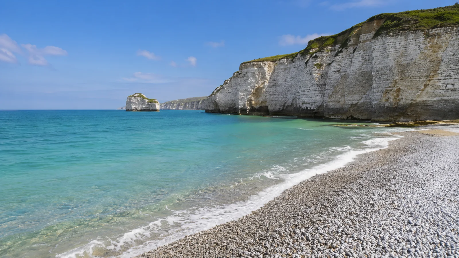 Illustration photoréaliste : plage de galets bordée de hautes falaises blanches et mer turquoise sur la Côte d’Albâtre