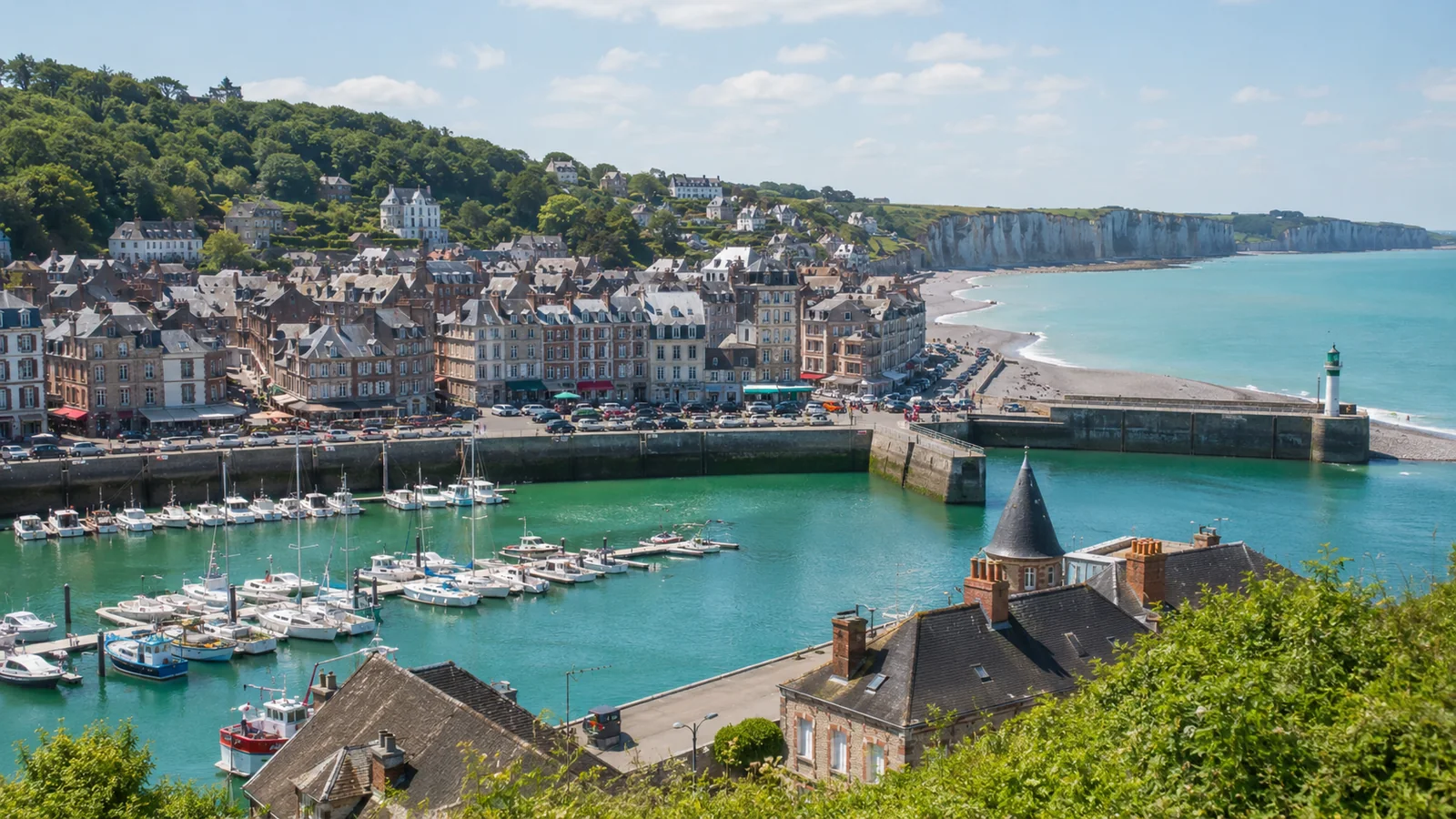 Illustration photoréaliste : vue panoramique sur le port, la plage et les falaises de Saint-Valery-en-Caux par une journée ensoleillée