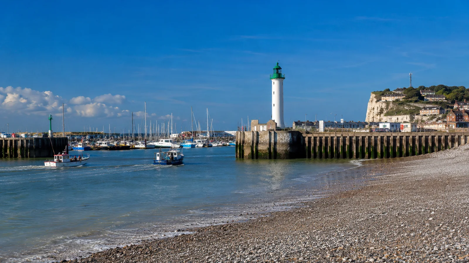 Illustration photoréaliste : phare blanc et vert, port de plaisance et plage de galets de Saint-Valery-en-Caux sous un ciel bleu
