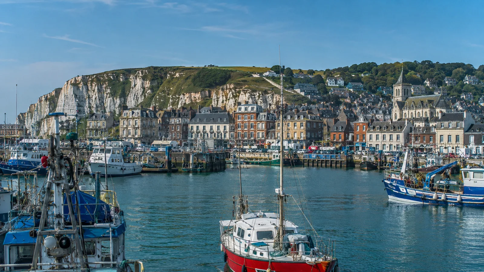 Illustration photoréaliste : port de Fécamp animé avec bateaux, façades urbaines, église et falaises de la Côte d’Albâtre