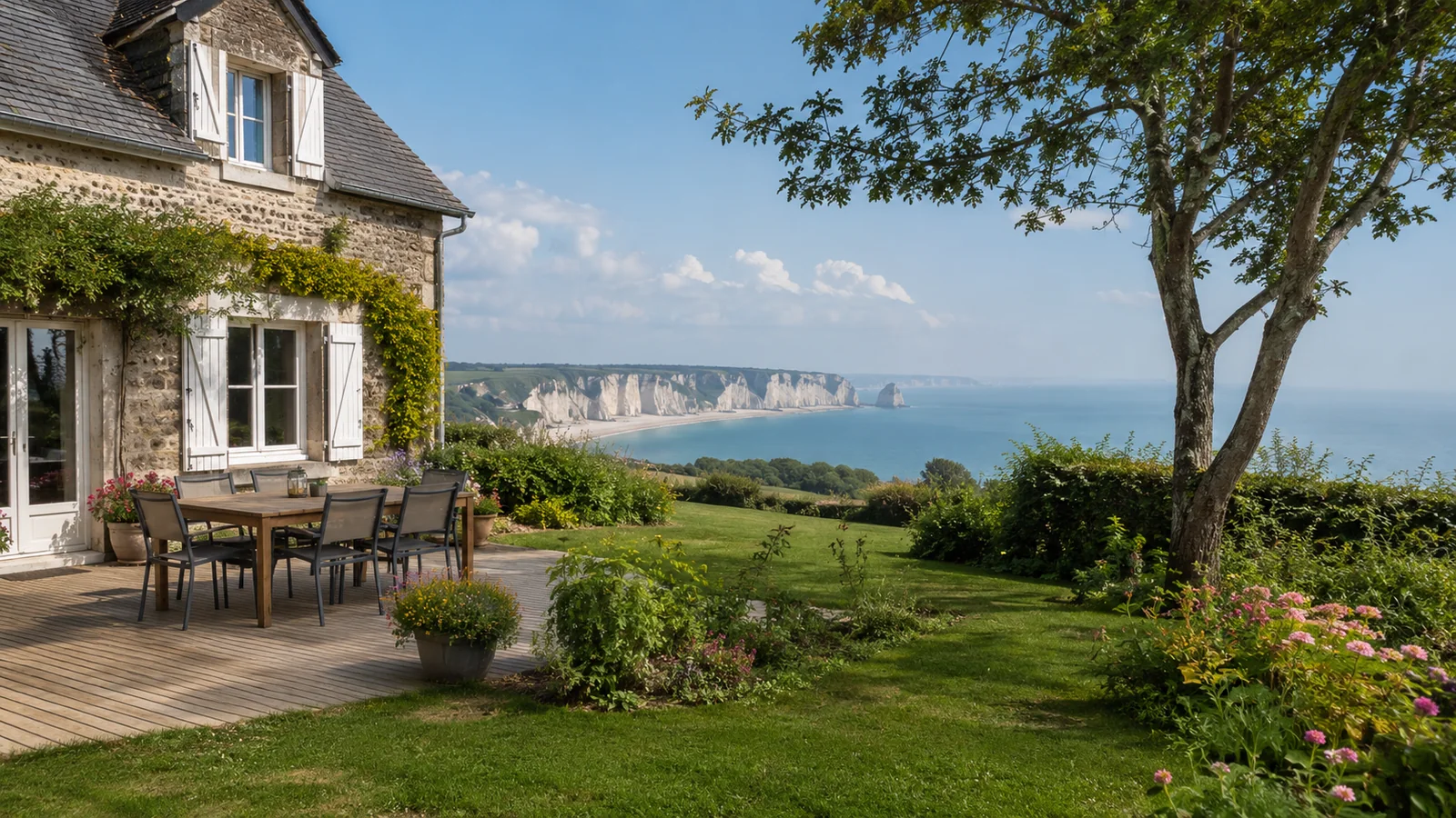 Illustration photoréaliste : gîte normand en pierre avec terrasse, jardin paisible et panorama lointain sur les falaises et la mer